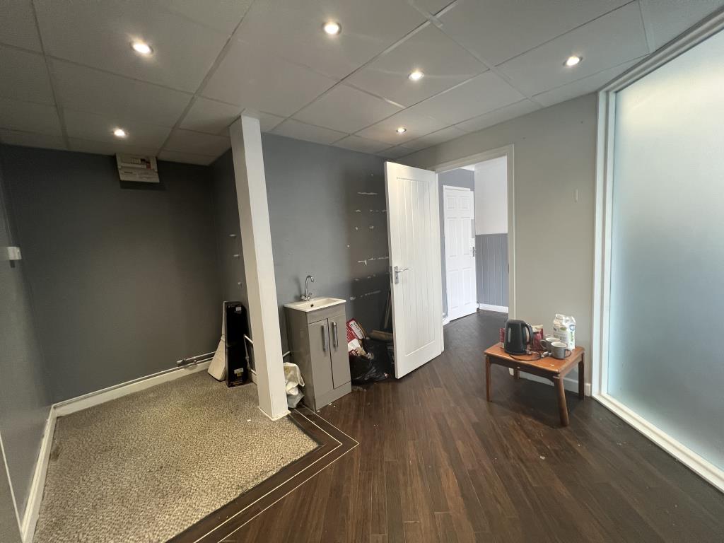 Lot: 23 - VACANT COMMERCIAL UNIT WITH FREEHOLD INVESTMENT - Internal view of the treatment room